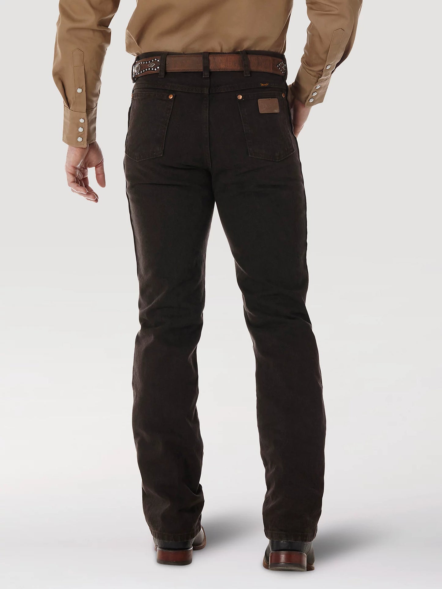 WRANGLER® COWBOY CUT® JEANS DE AJUSTE AJUSTADO EN COLOR CHOCOLATE NEGRO