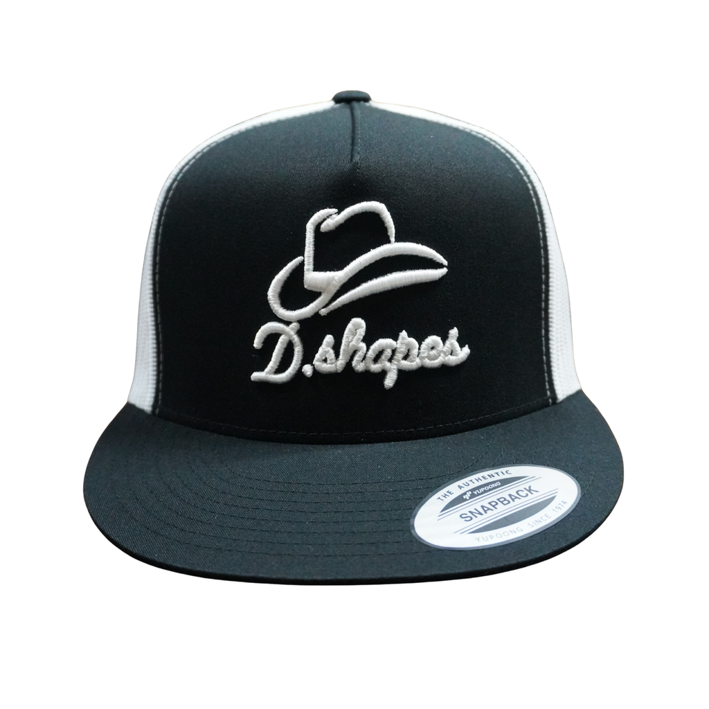 Gorra de camionero en blanco y negro con diseño de D. Shapes