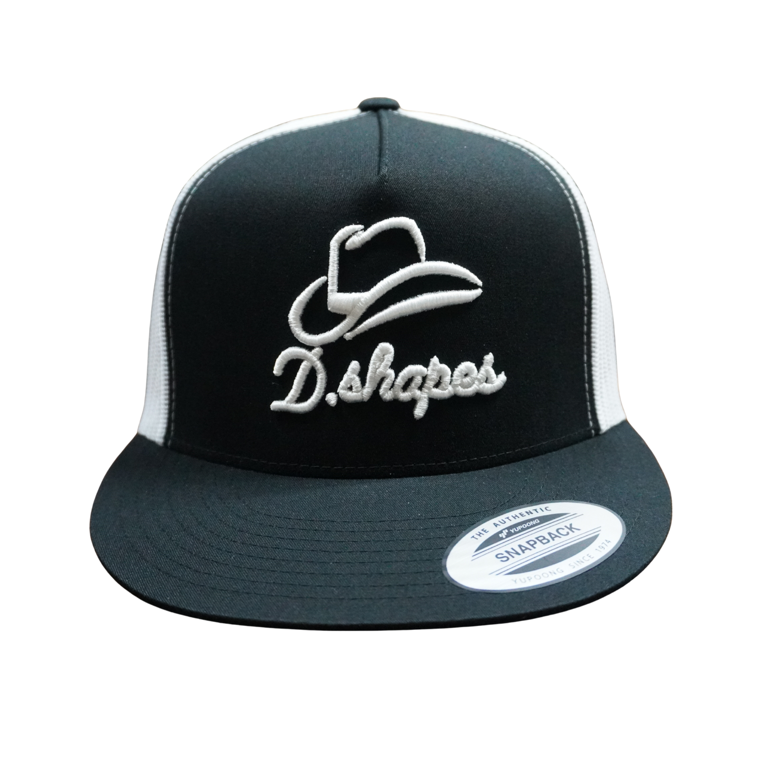 Gorra de camionero en blanco y negro con diseño de D. Shapes