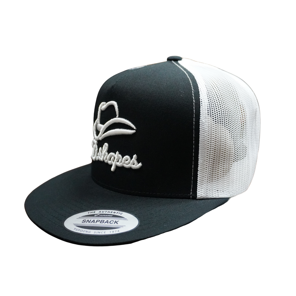 Gorra de camionero en blanco y negro con diseño de D. Shapes