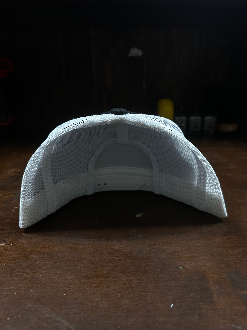 Gorra de camionero en blanco y negro con diseño de D. Shapes