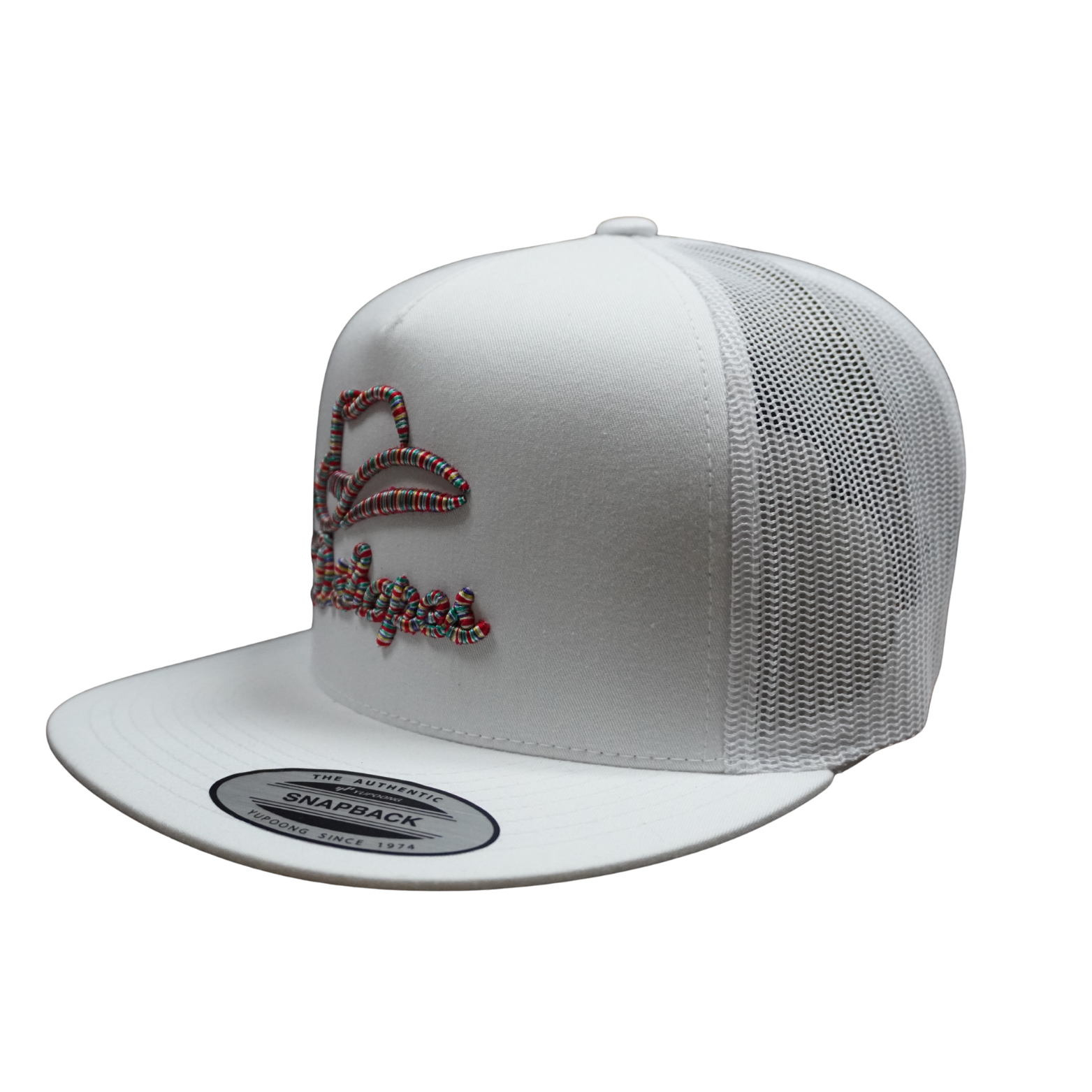 Gorra de camionero en blanco y negro con diseño de D. Shapes